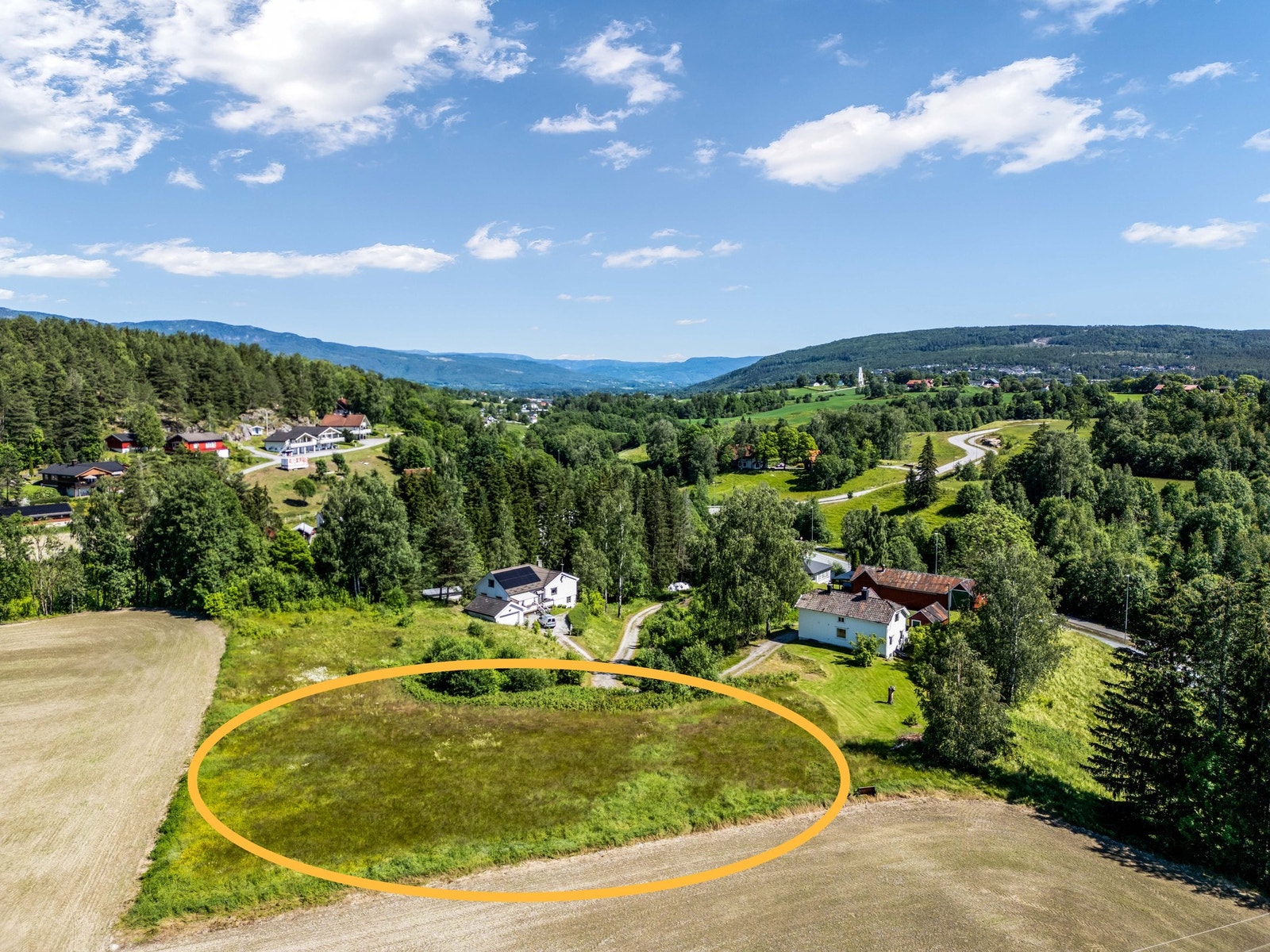 Tomta inneholder blant annet 3,2 mål fulldyrka jord med gode muligheter for egenproduksjon. (Området er markert med gul sirkel) Galleribilde