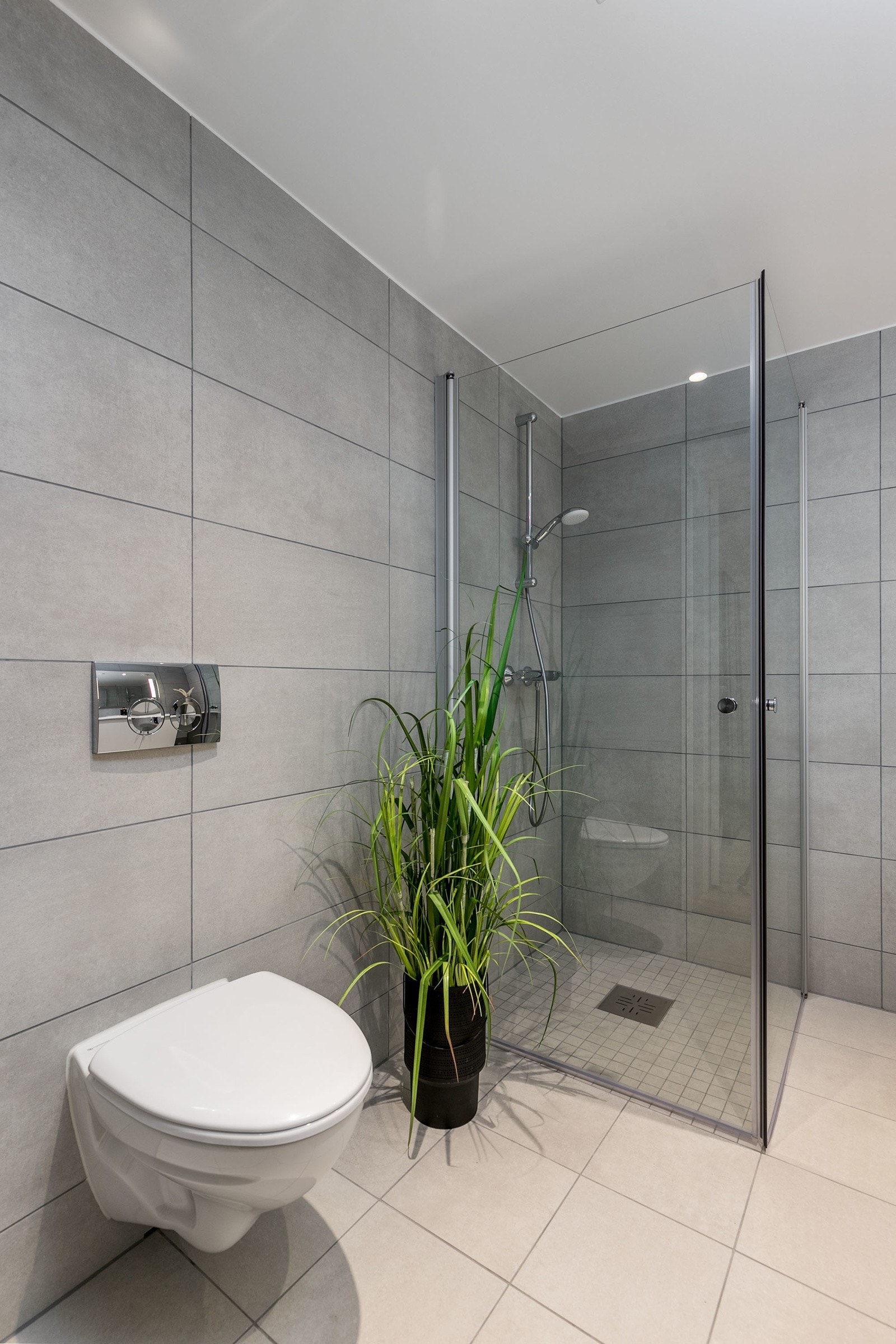 Badet har varmekabler i gulv. Opplegg for vaskemaskin. Galleribilde