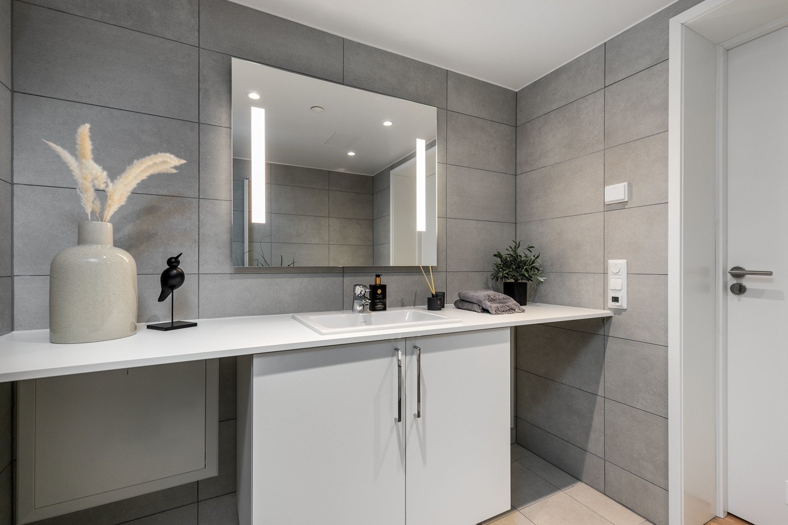 Badet har varmekabler i gulv. Opplegg for vaskemaskin. Galleribilde