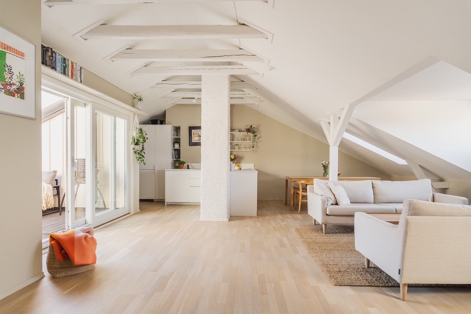 Velkommen til St. Olavs gate 8A - Tiltalende og lekker 3-roms toppleilighet med en solrik takterrasse på 8 kvm. Leiligheten ligger i byggets 4. etg Galleribilde