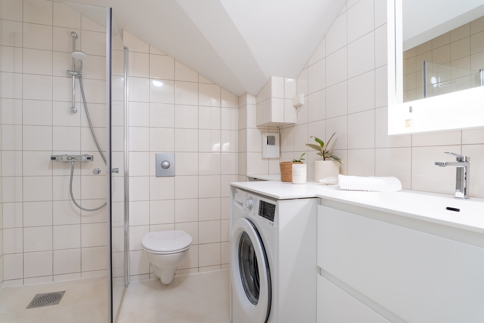 Romslig bad oppgradert med microsemet på gulv, nye dusjdører og dusjgarnityr, spesialtilpasset baderomsløsning, speil samt lagt ny silikon i mars 2025 Galleribilde