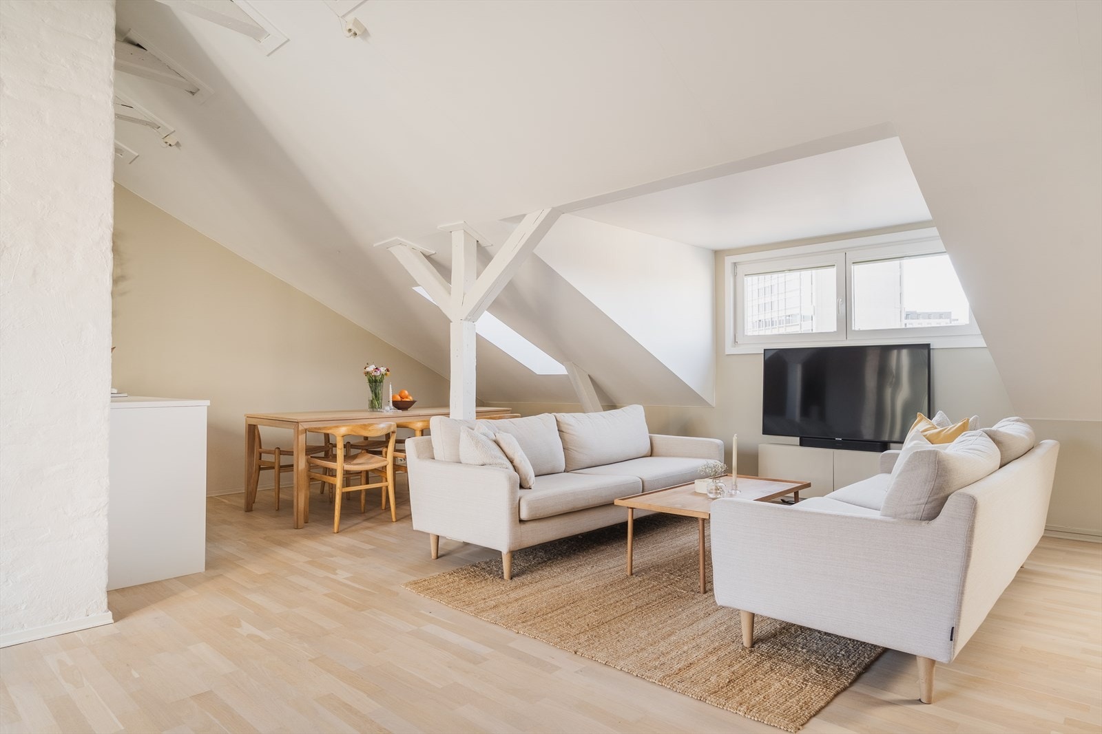 Leiligheten har flere takark, det gir mye luft og flere vinduer i horisontal høyde, det gir fin kontakt med nærområdet Galleribilde