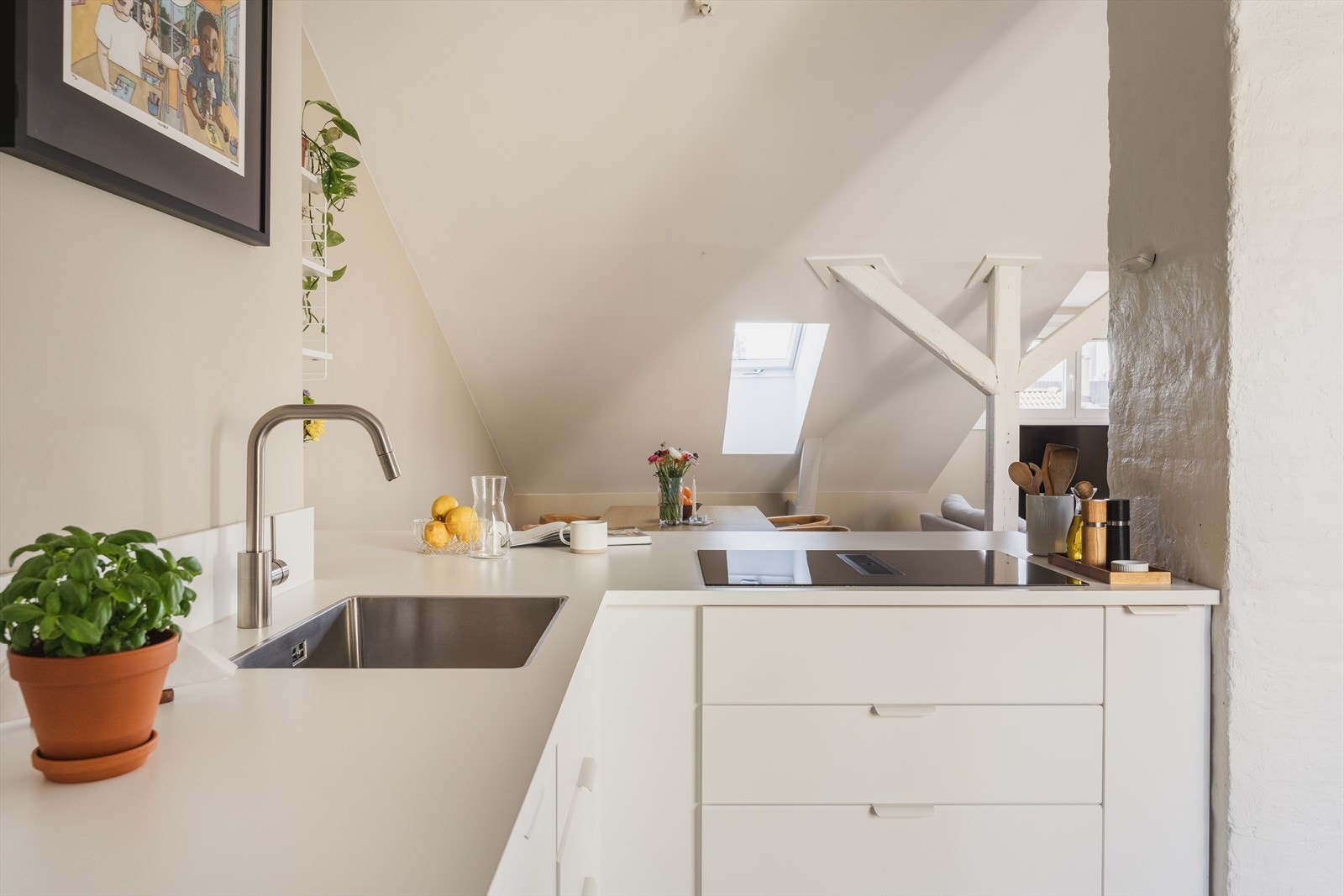 Moderne, men samtidig tidløst kjøkken. Planlimt vask for enkel rengjøring og 80 cm platetopp med nedsug i midten. Sømløst uttrykk Galleribilde