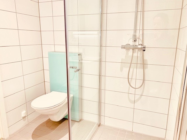 Vegghengt wc og dusj med innfellbare glassvegger Galleribilde