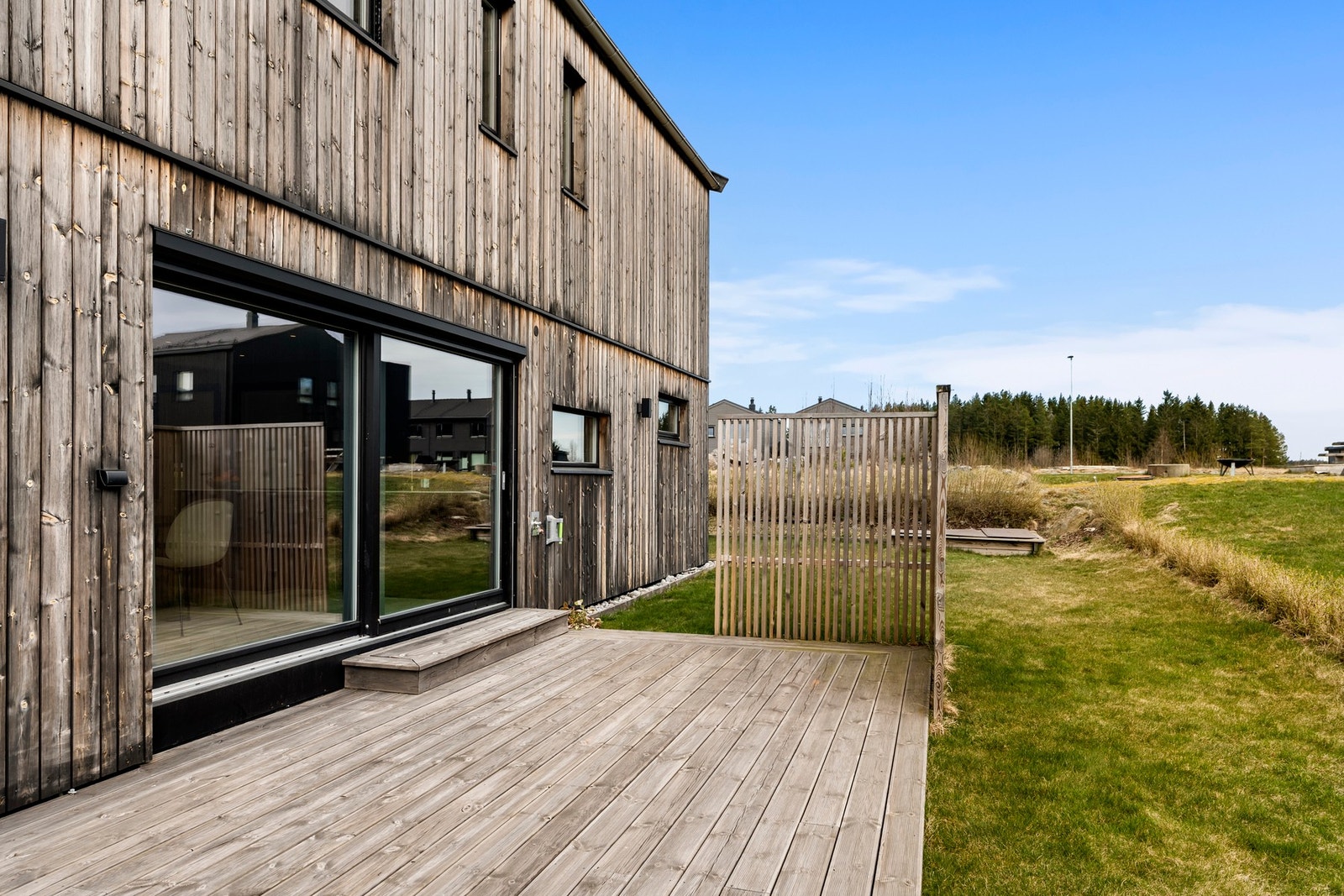 Solrik sydvendt markterrasse med direkte adkomst til gressplen. Galleribilde