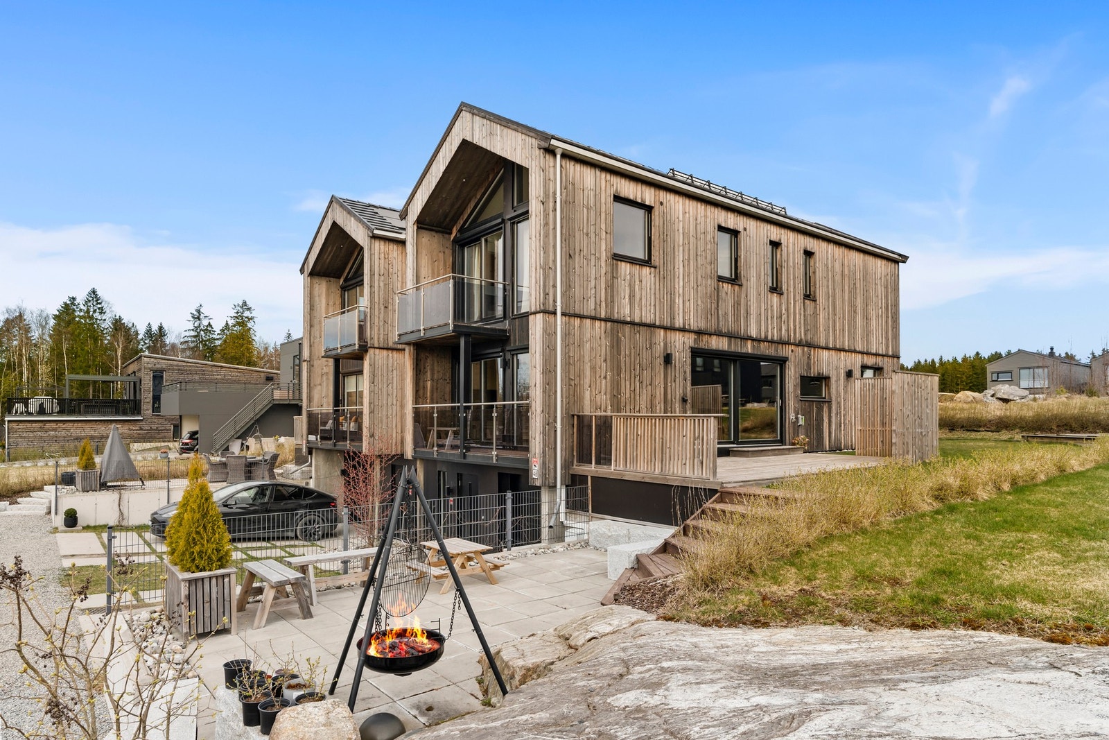 Flere flotte terrasser og balkonger på til sammen 48 kvm, i tillegg til solrikt hageareal. Galleribilde