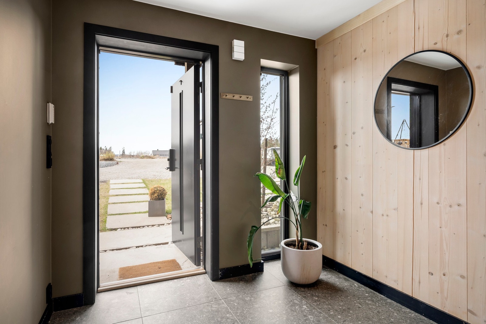Romslig entré/hall med god plass for oppbevaring. Galleribilde