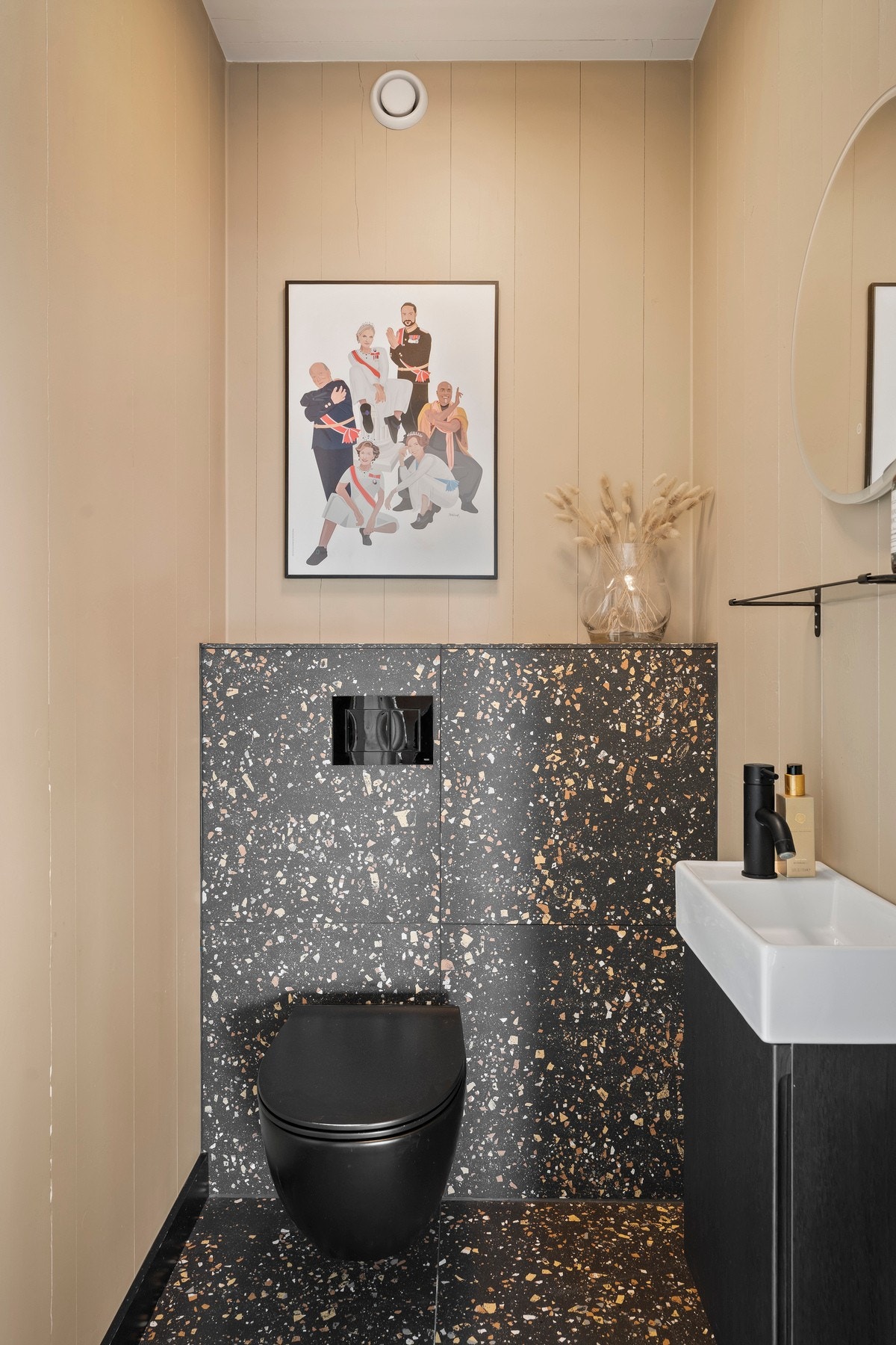Toalettrom i 1.etasje, med fliser på gulv og vegger av massivtre. Galleribilde