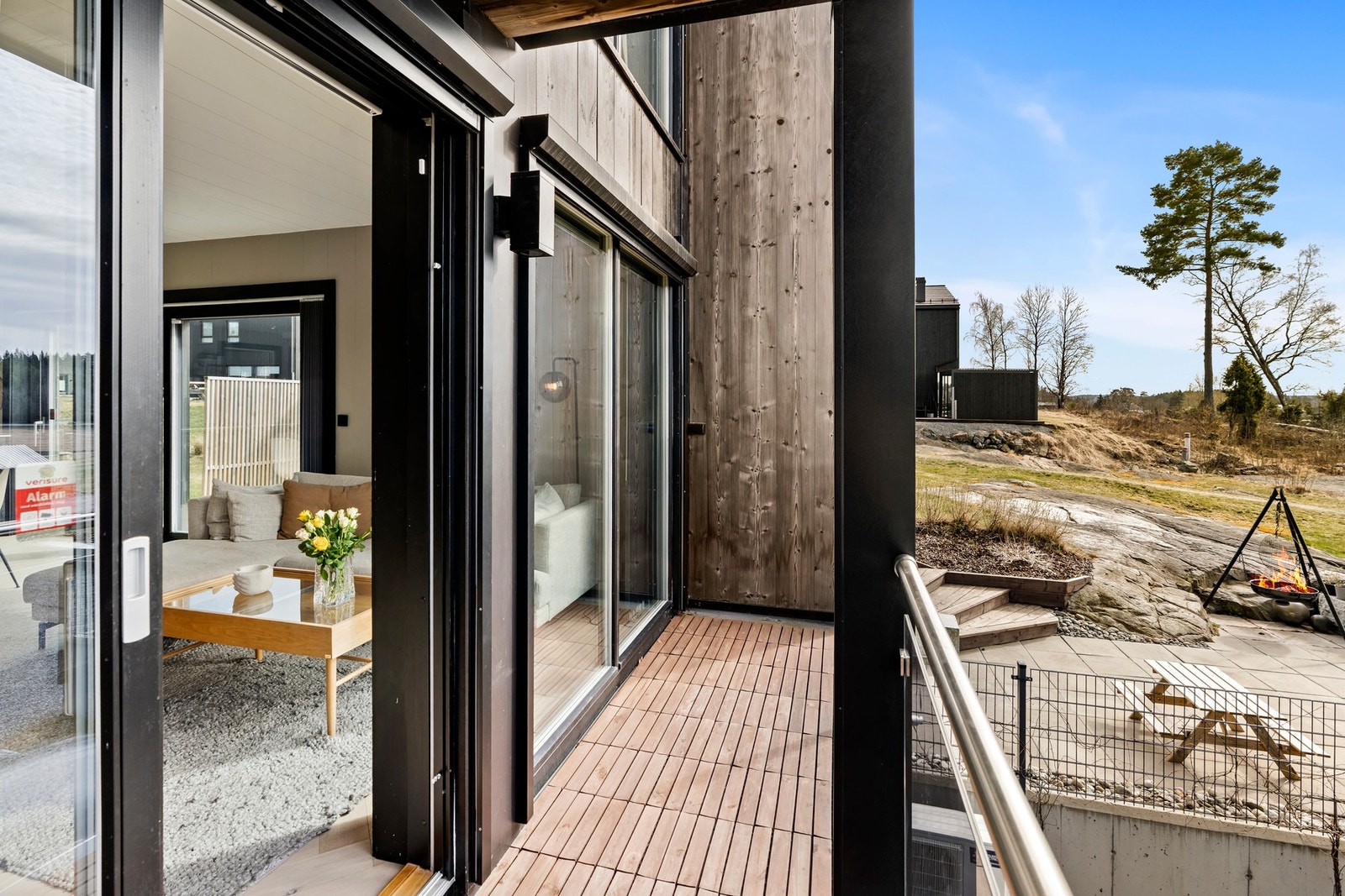 Solrik balkong med utgang fra stuen. Galleribilde