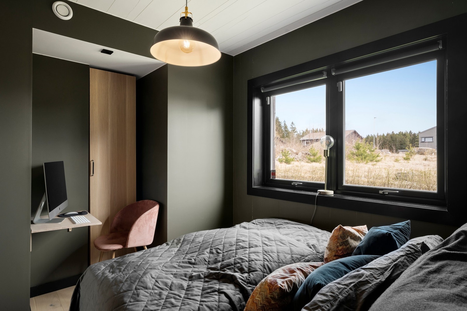 Soverom med adkomst til bad en suite. Galleribilde