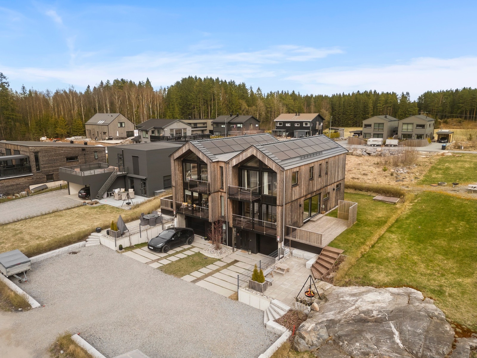 Romslig gårdsplass og solrike uteområder. Galleribilde