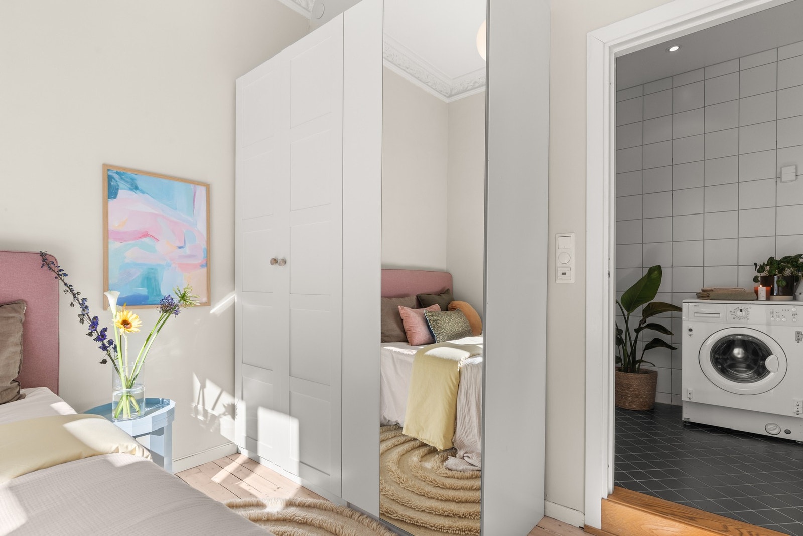 Garderobeskap med hvite laminerte fronter, speil, hylle-, kurv og hengeinnredning følger med. Fra soverommet har du også direkte inngang til badet. Galleribilde