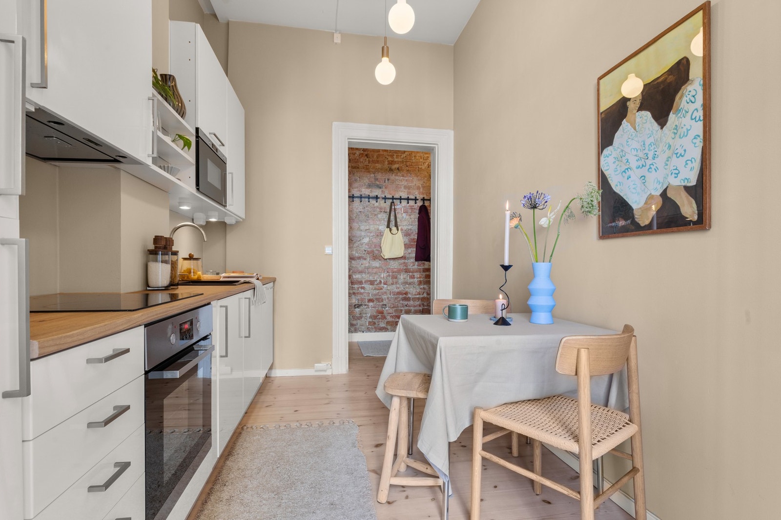 Hvitevarer er integrert og følger med. Disse består av keramisk platetopp, stekeovn, mikrobølgeovn, oppvaskmaskin og kjøle-/fryseskap. Ventilator med kullfilter. Galleribilde