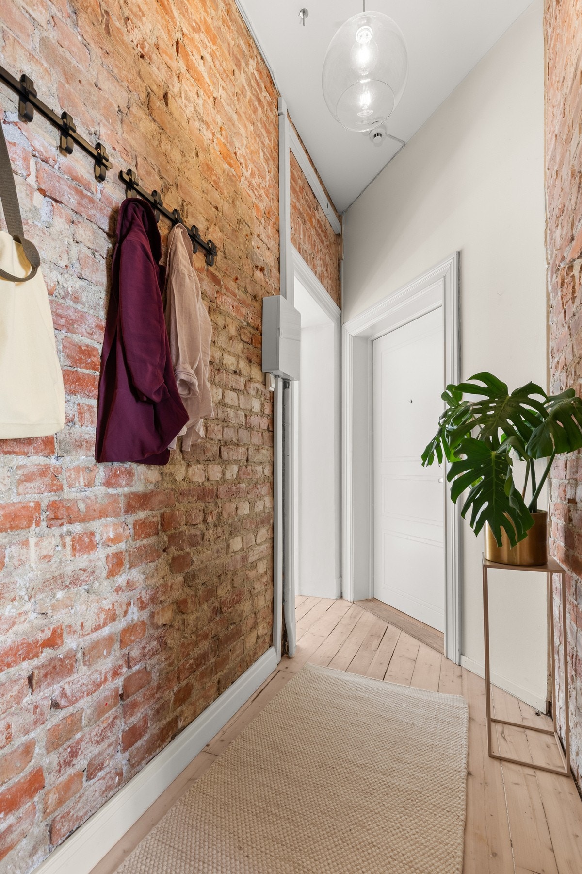Innvendig møtes du av en en lys og sjarmerende entré, som gir en hyggelig velkomst inn i boligen. Nostalgisk, eksponert teglstein gir rommet et rustikt og autentisk preg. Galleribilde