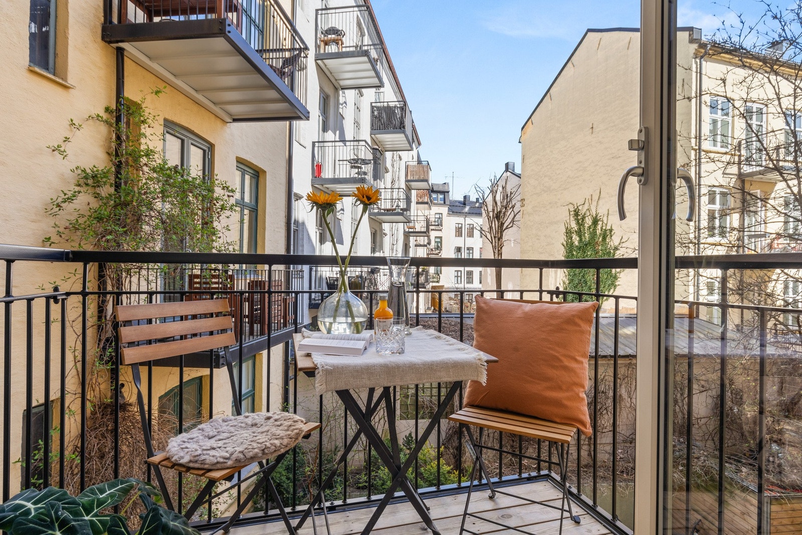 Leiligheten er gjennomgående i bygget, har en fin romfølelse og fra kjøkkenet har du utgang til balkong vendt inn mot rolig bakgård Galleribilde