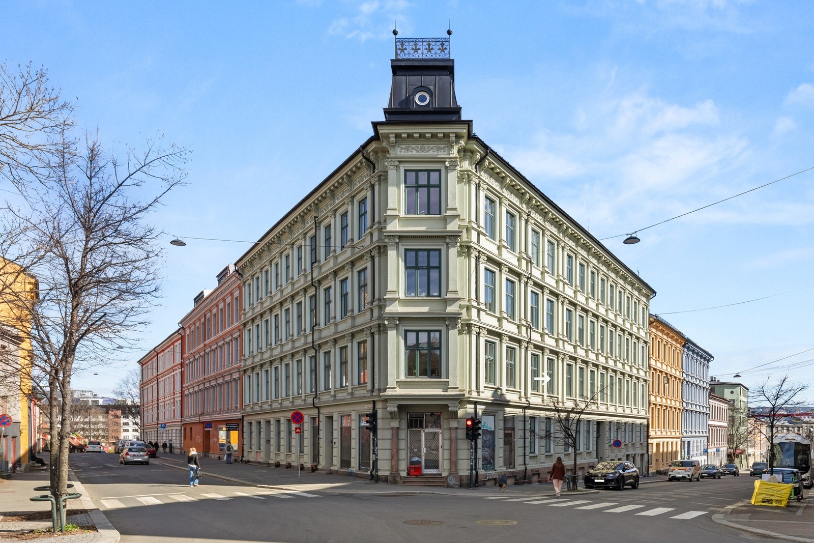 Boligen ligger i 2. etasje i en klassisk hjørnegård fra 1890-tallet. Boligen er markert på bildet med pil og har inngang fra Rosteds gate. Galleribilde