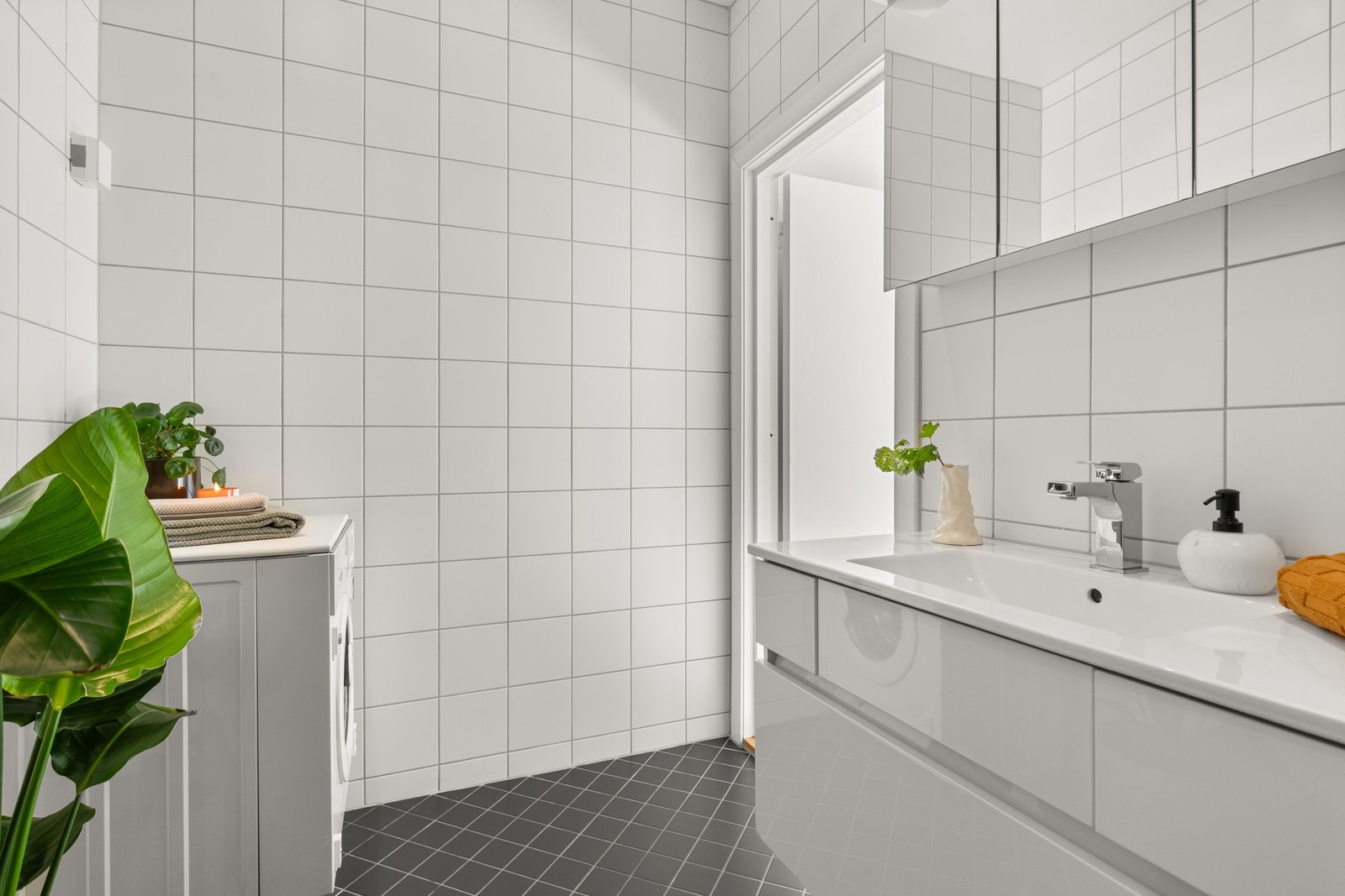 Under rehabiliteringen ble badet utvidet i henhold til de opprinnelige byggetegningene, og har i dag en meget god størrelse. Opplegg for vaskemaskin, hvor denne følger med. Galleribilde