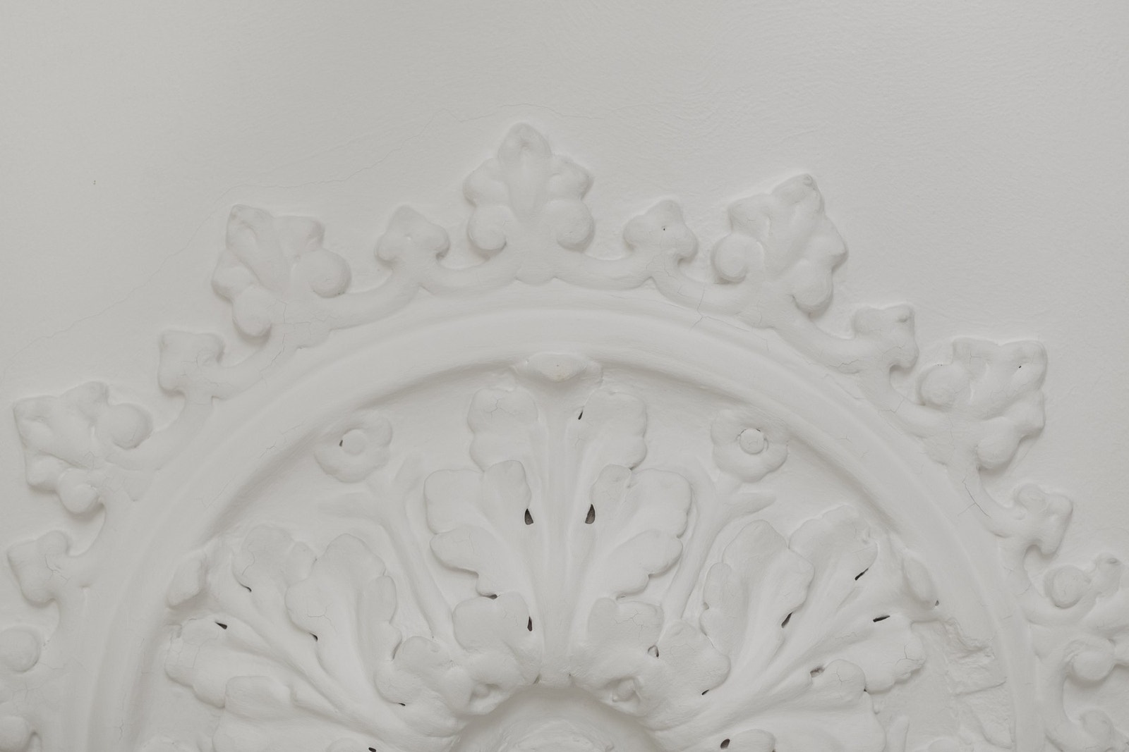 Klassiske detaljer som stukkatur og rosett er bevart i leiligheten Galleribilde