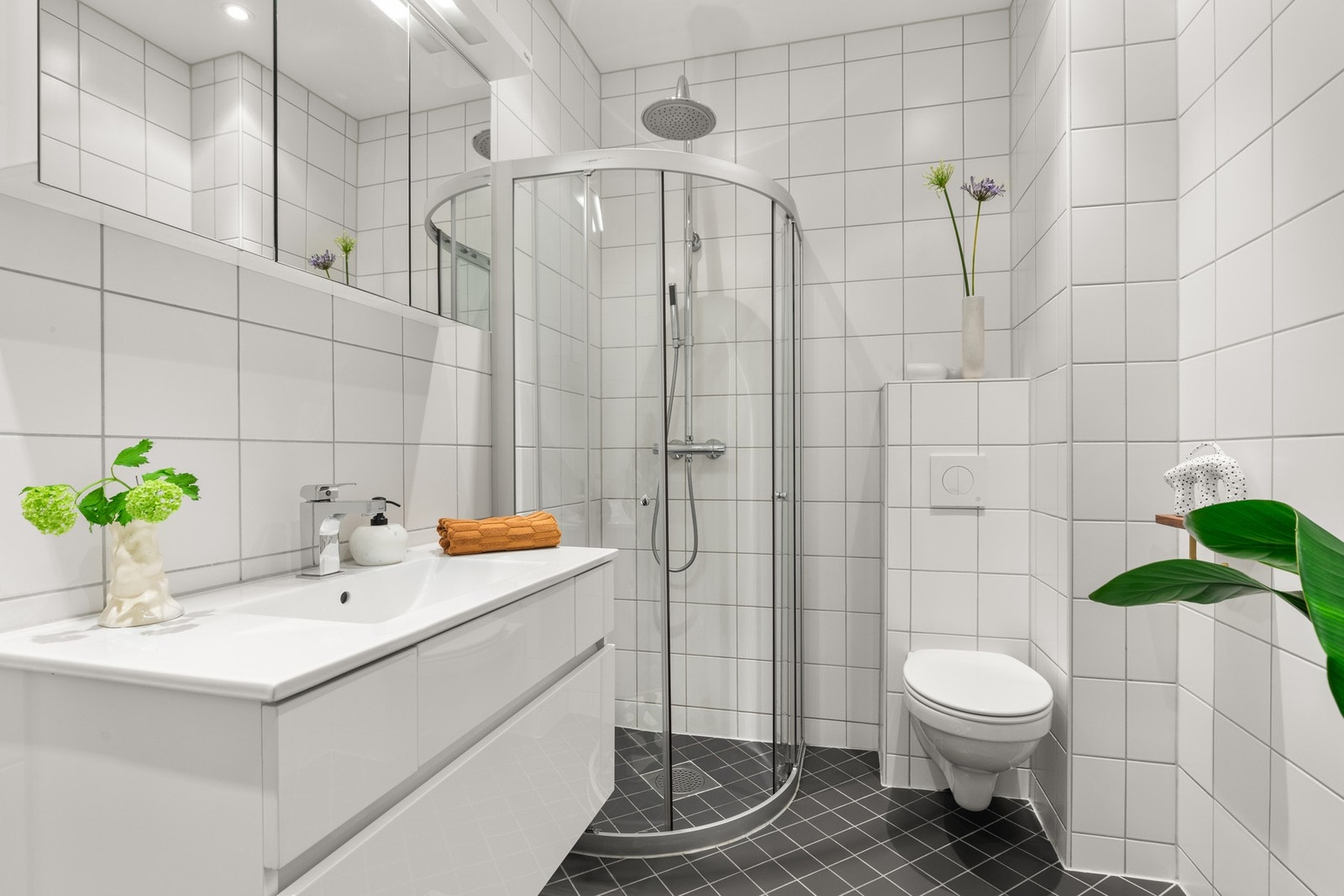 Badet ble rehabilitert i regi av borettslaget i 2012 og fremstår i en tidløs utførelse. Praktisk dusjsone, skjermet med dusjdører i herdet glass. Dusjen har både regnfall- og vanlig hånddusj. Galleribilde