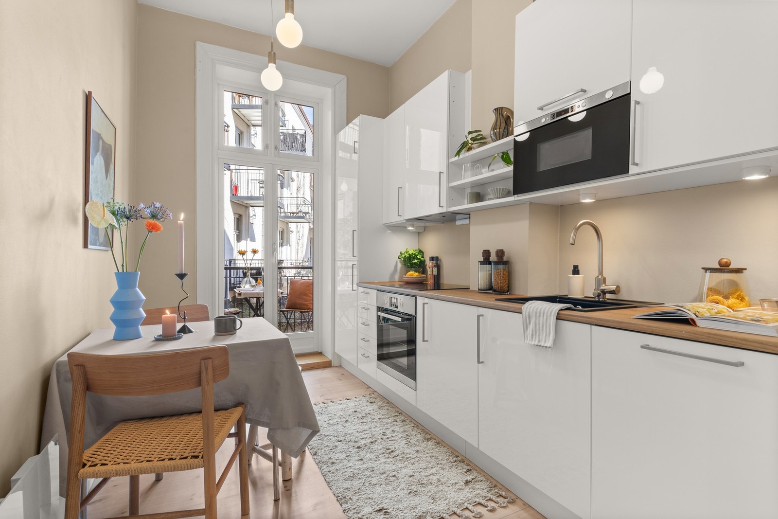 Kjøkkenet har en hyggelig stemning, plass til lite spisebord og utgang til koselig balkong. Kjøkkenet har en praktisk løsning med god skap- og benkeplass. Galleribilde