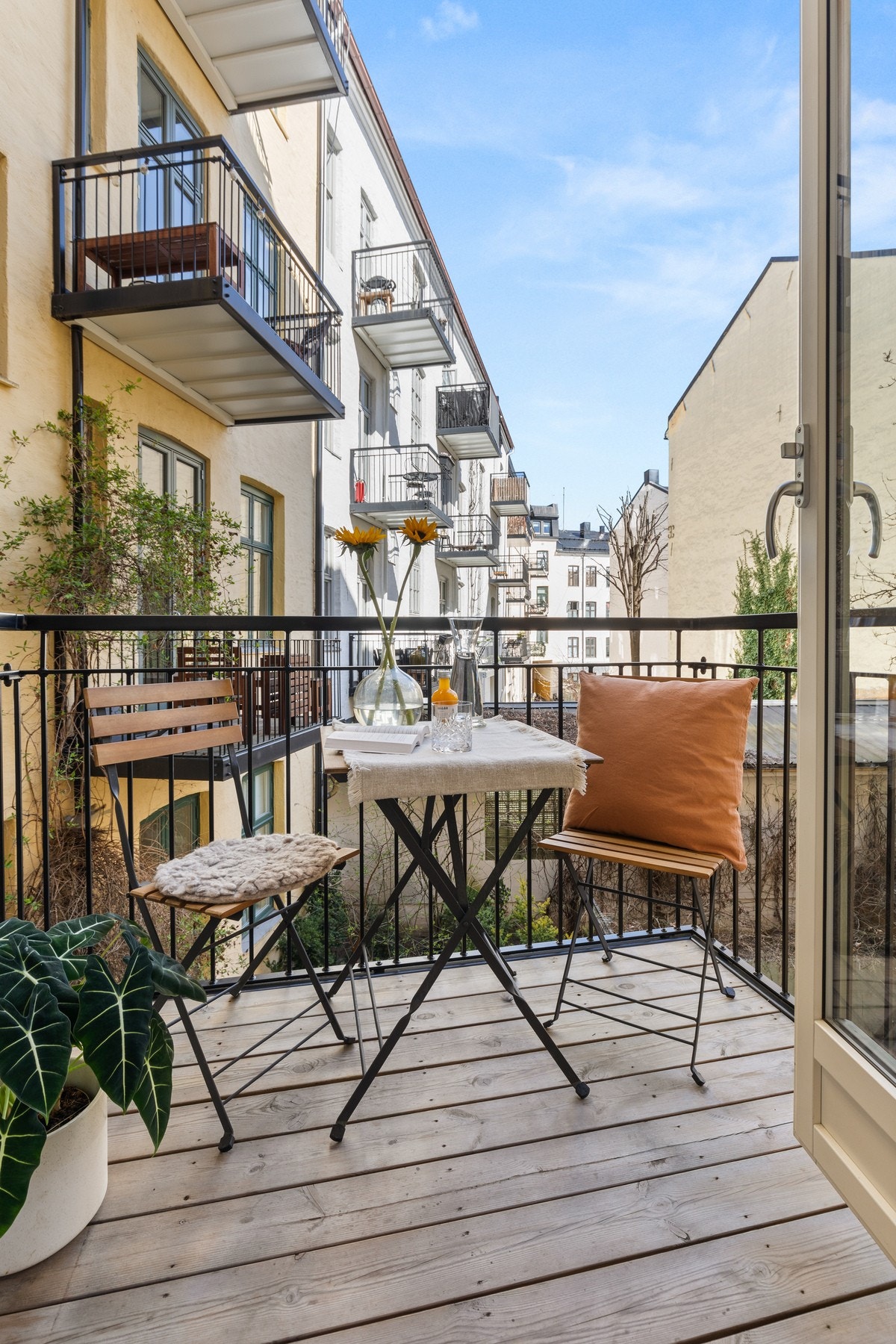 Balkongen ble oppført i 2014, har et areal på 2 kvm og ligger vendt inn mot borettslagets rolige bakgård Galleribilde