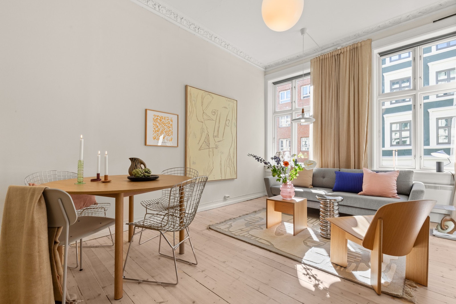 Stuen er innbydende med generøs takhøyde på over 3 meter og har store vinduer som slipper inn rikelig med naturlig lys - noe selger har satt stor pris på Galleribilde