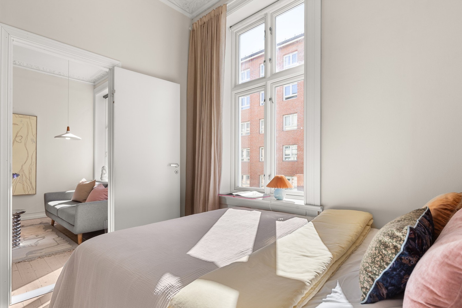 Etter å ha opplevd gaten som stille og rolig på nattestid, valgte selger å flytte soverommet tilbake til sin opprinnelige plassering Galleribilde