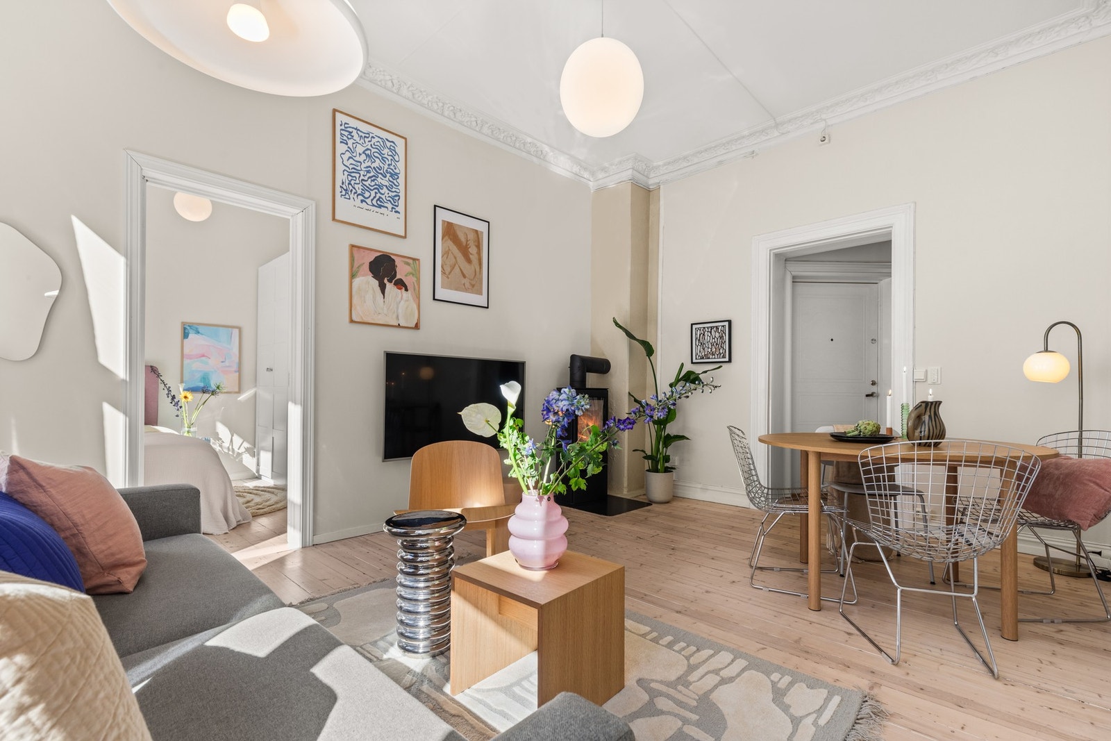 Stuen byr på god plass til både sofa, spisebord og annet møblement. Her kan du trygt trekke deg tilbake og nyte en privat atmosfære eller samle venner og familie til sosiale sammenkomster. Galleribilde