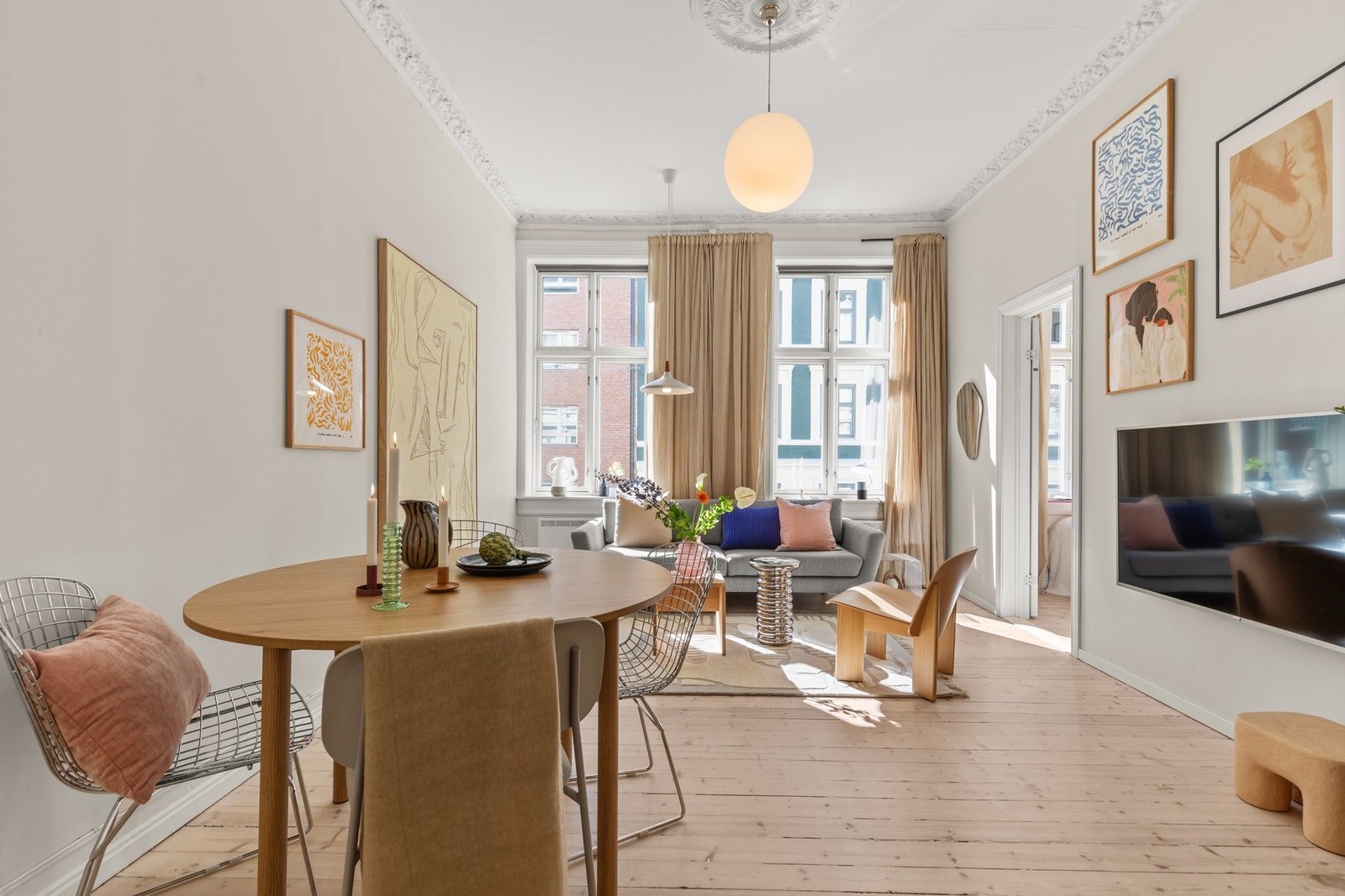 Velkommen til en lys og koselig 2-roms leilighet med en herlig beliggenhet på sjarmerende Fredensborg - midt mellom St. Hanshaugen, Grünerløkka og sentrum Galleribilde