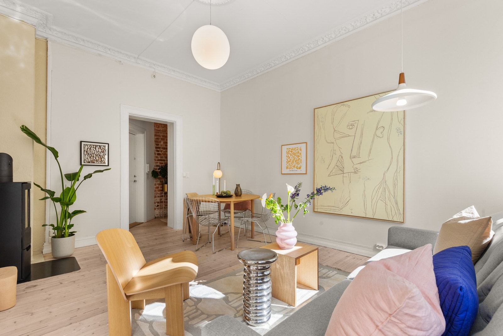 Overflater består av tregulv som ble slipt og behandlet med hvitpigmentert lakk i 2021. Alle rom er malt opp i senere tid og innredet i avstemte, moderne farger. Galleribilde