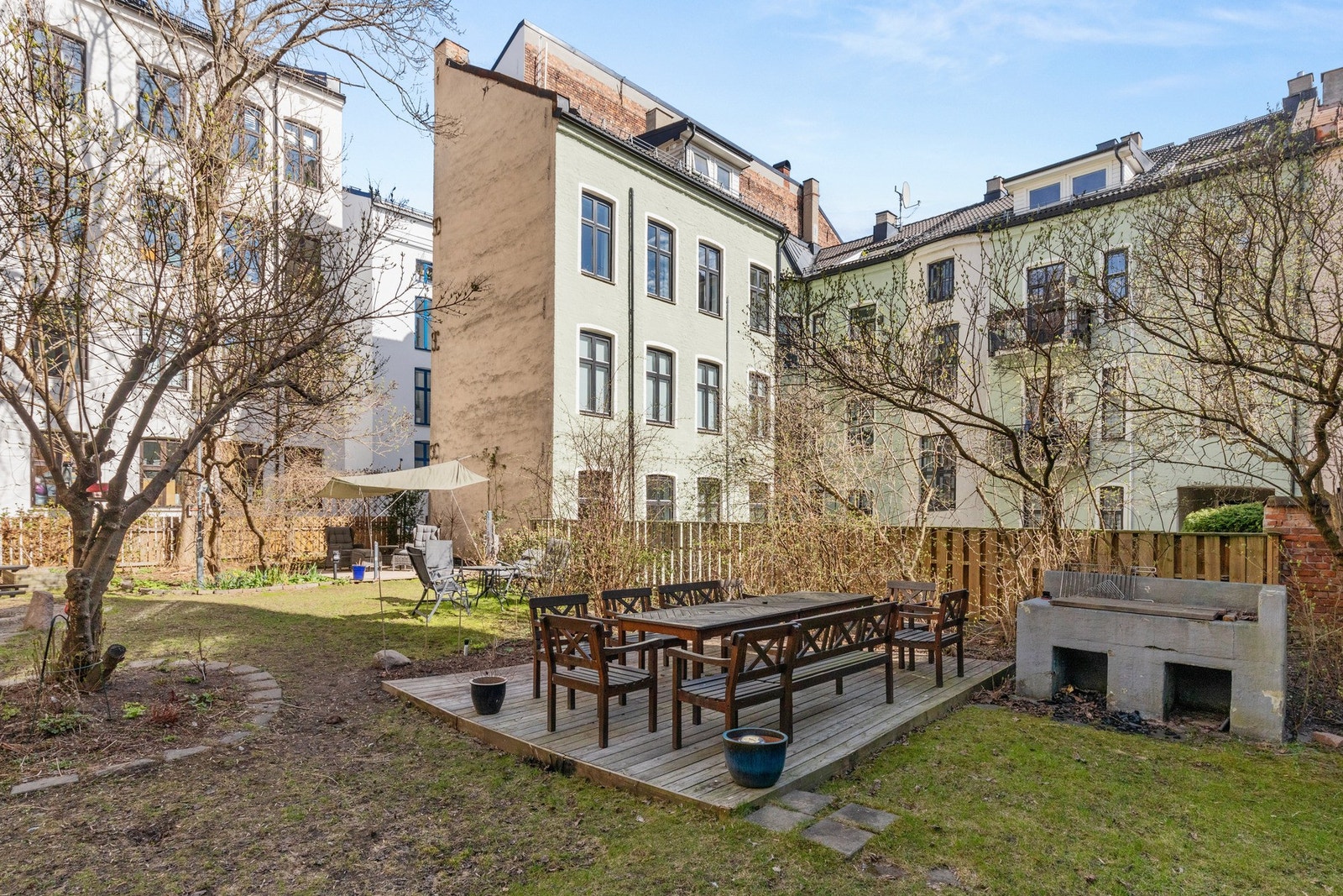 Borettslaget har også bruksrett til hagen til nabogården som du finner ved å gå gjennom portrommet til Rostads gate 13. Hagen er opparbeidet med plen, prydbusker, blomsterbed, sittegrupper og utegrill. Galleribilde