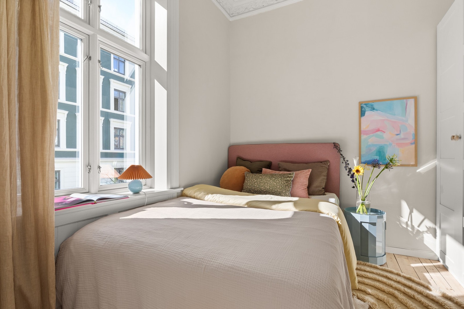 Soverommet ligger skjermet til, innenfor stuen. Da selger overtok boligen, var kjøkkenet flyttet hit, mens soverommet var plassert der det opprinnelige kjøkkenet lå Galleribilde