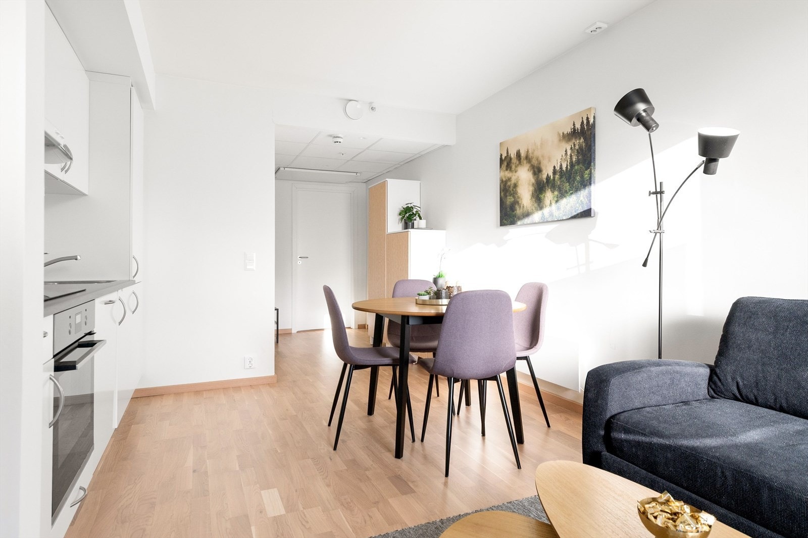 Plass til spiseplass mellom kjøkken og stue Galleribilde