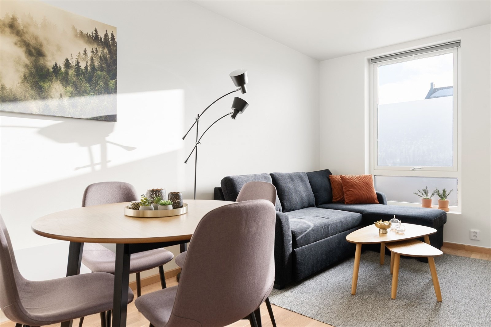 Store vindusflater og gode innredningsmuligheter Galleribilde