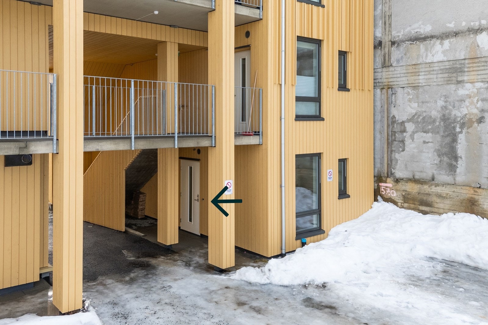 Egen inngang. Soverom vender mot rolig bakgård, her er det ikke tillatt å parkere Galleribilde