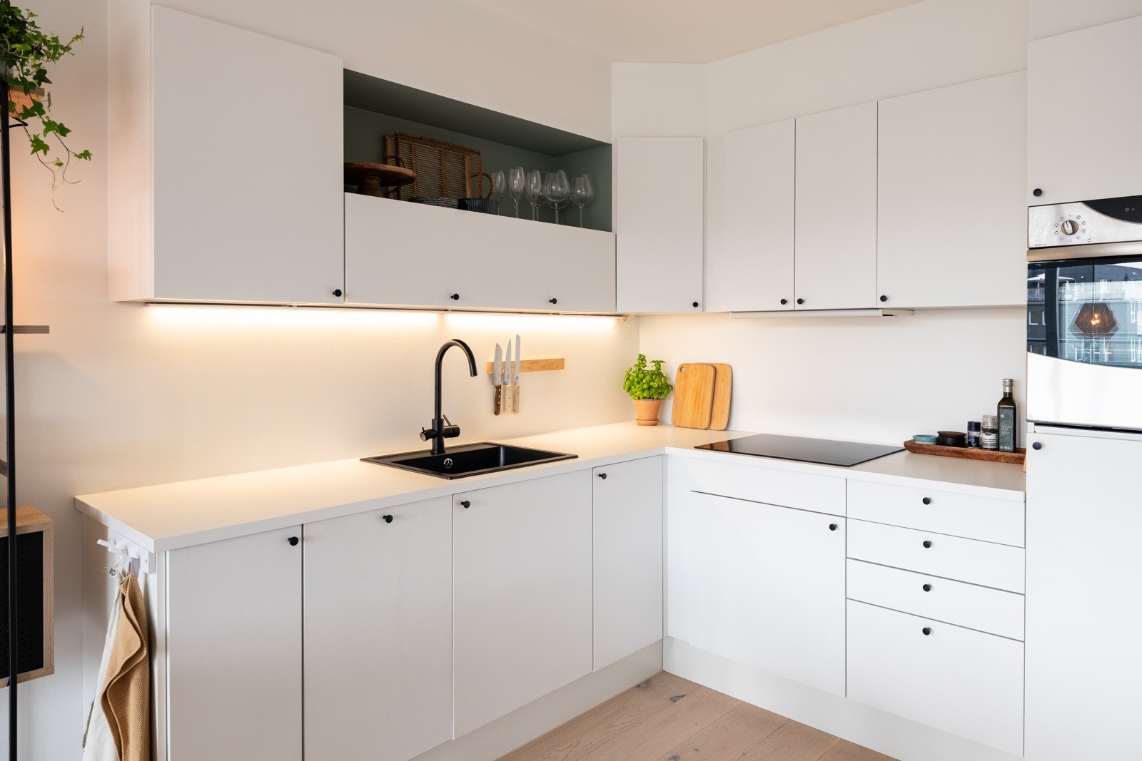 Det ble også lagt ny benkeplate, vask, blandebatteri og koketopp i perioden 2019/2020. Integrerte hvitevarer medfølger for øvrig i handelen. Galleribilde