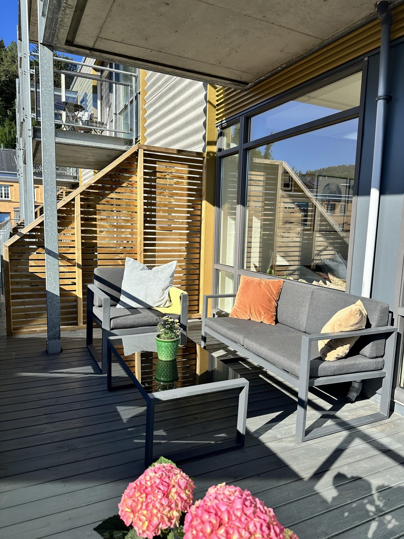 Bilde fra balkong tatt på sommerstid av selger. Galleribilde