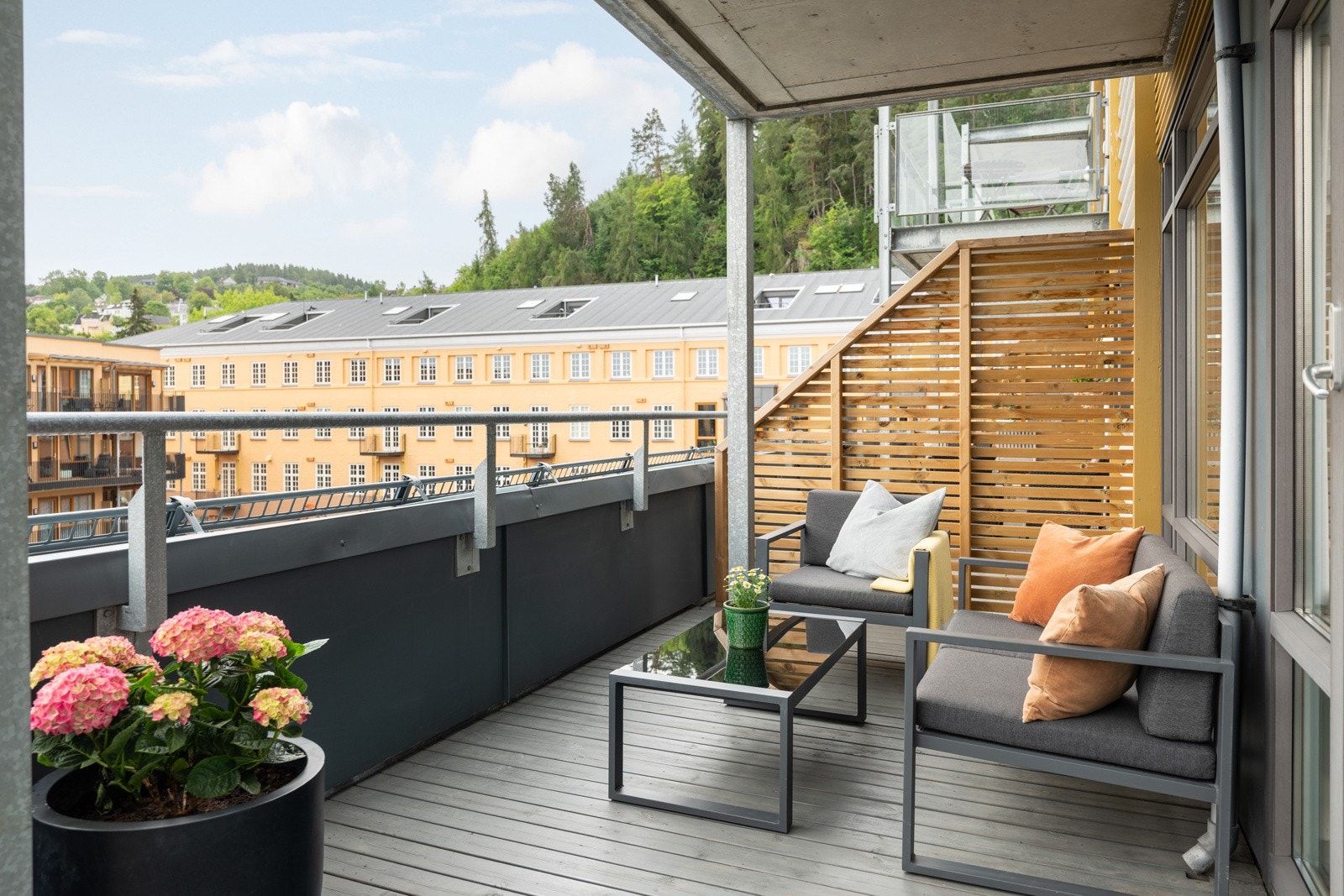 Fra stue har man direkte utgang til en privat, stor terrasse på 14 kvm som blir som en naturlig utvidelse av leiligheten på sommerstid. Galleribilde