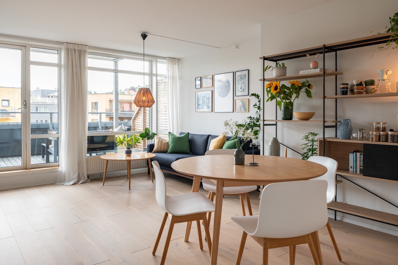 Meget godt utnyttet planløsning med enkle møbleringsmuligheter. Stue og kjøkken måler til sammen 28 kvm. Galleribilde