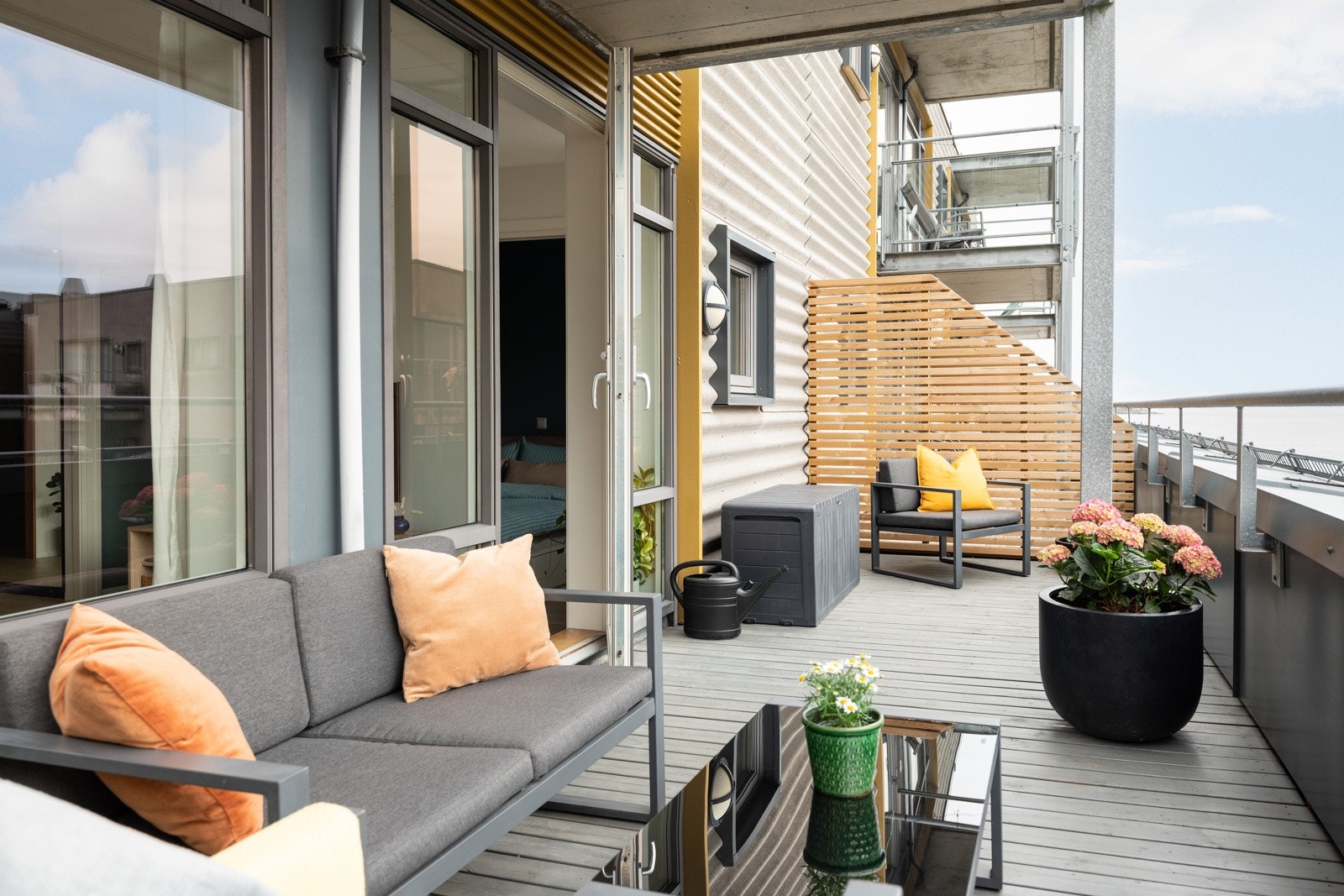 Leiligheten har en svært gunstig plassering i byggets 4. Etasje. Dette gir en luftig atmosfære, samtidig som at man er godt skjermet for trafikk og innsyn. Galleribilde