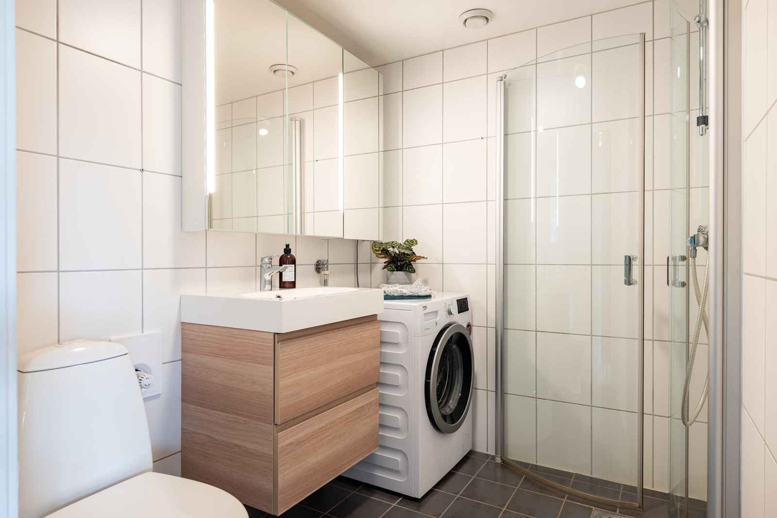 Flislagt bad på 3,5 kvm. Her ble det satt inn nytt speilskap, servant, blandebatteri og dusjgarnityr i perioden 2019/2020. Galleribilde