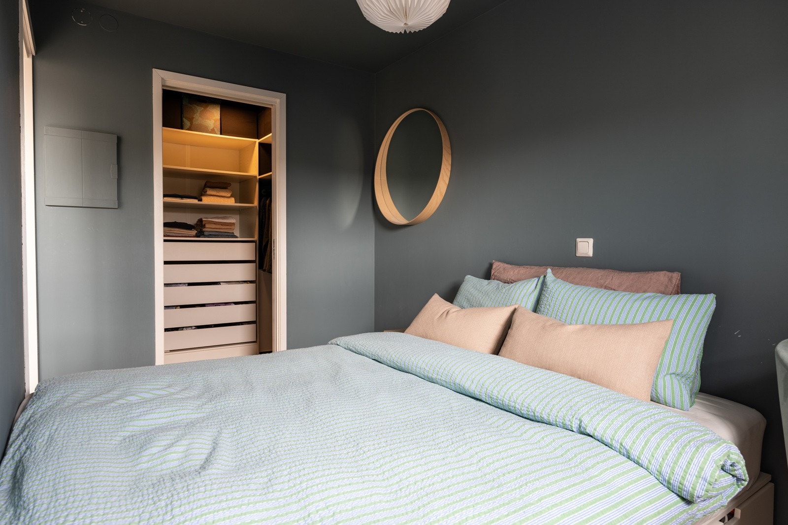 Her er det satt inn nye skuffer og plassbygde hyller med garderobestang i perioden 2019/2020. Plass til fryseboks. Galleribilde