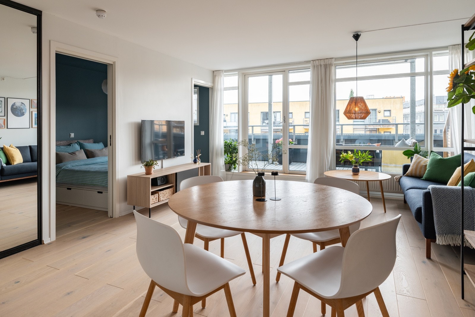 Store vindusflater bidrar til godt med naturlig dagslys. Galleribilde