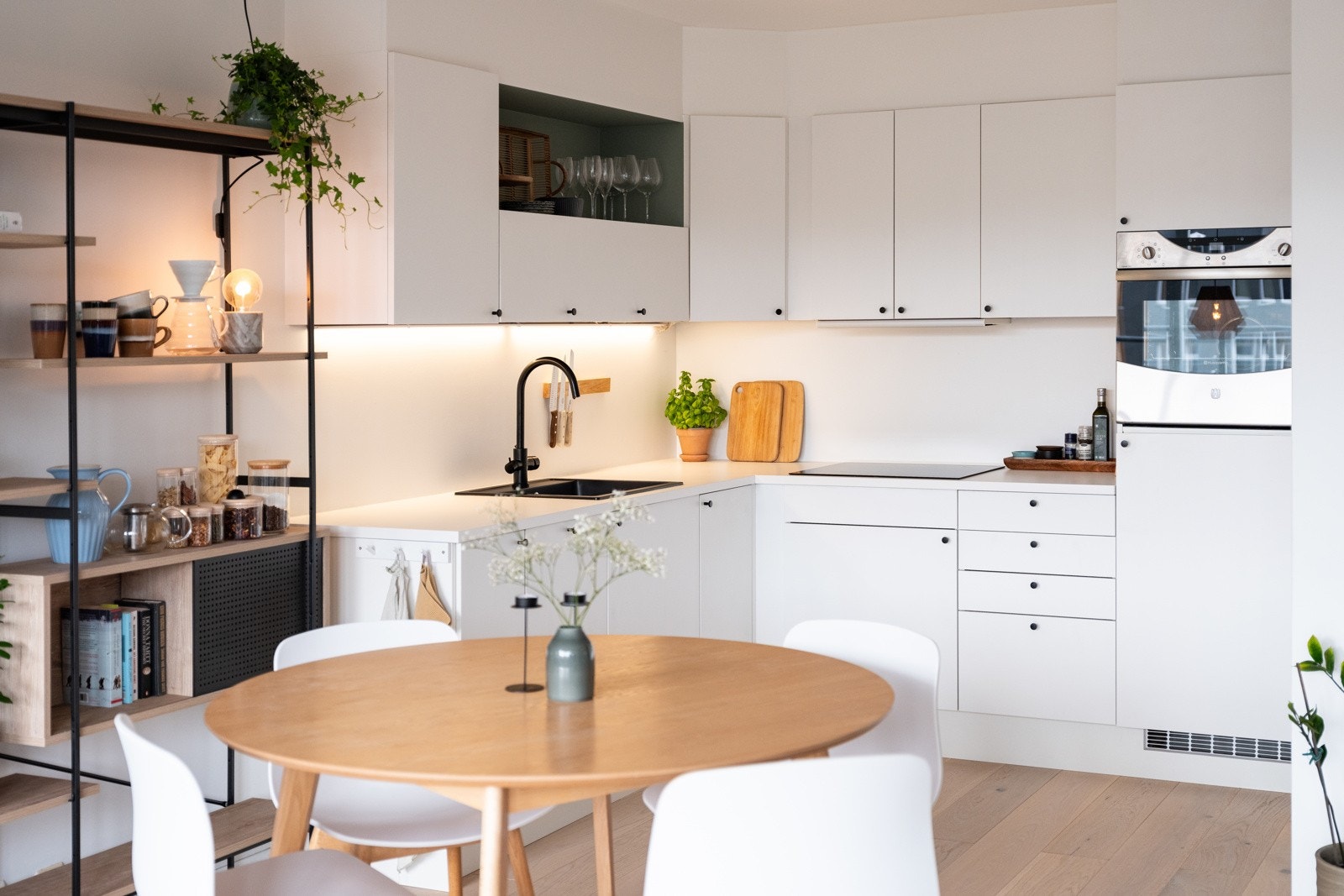 Lekkert kjøkken som ble pusset opp i 2019/2020. Det er lagt foring over kjøkkenskap til himling, etablert nye beslag og satt inn LED-lys under overskap. Galleribilde