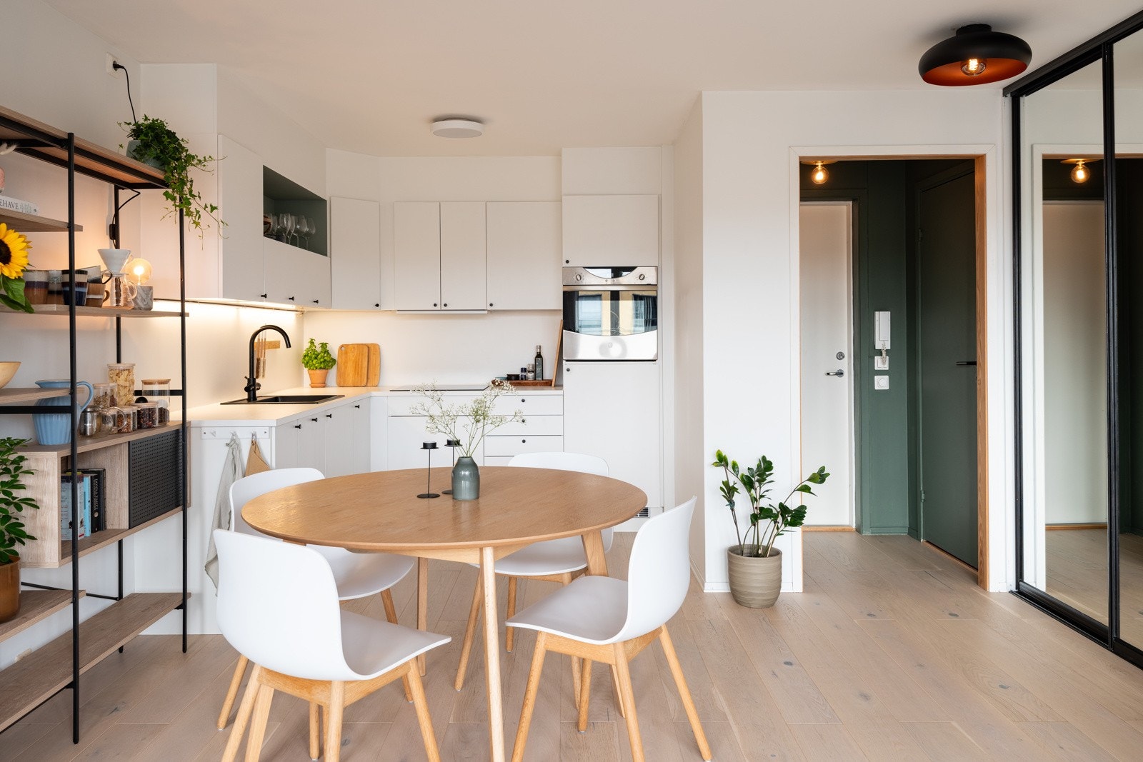 Lave fellesutgifter inkluderer tilnærmet alt sammen. Bl.a. kabel-tv, internett, fjernvarme, varmtvann og strøm. Galleribilde