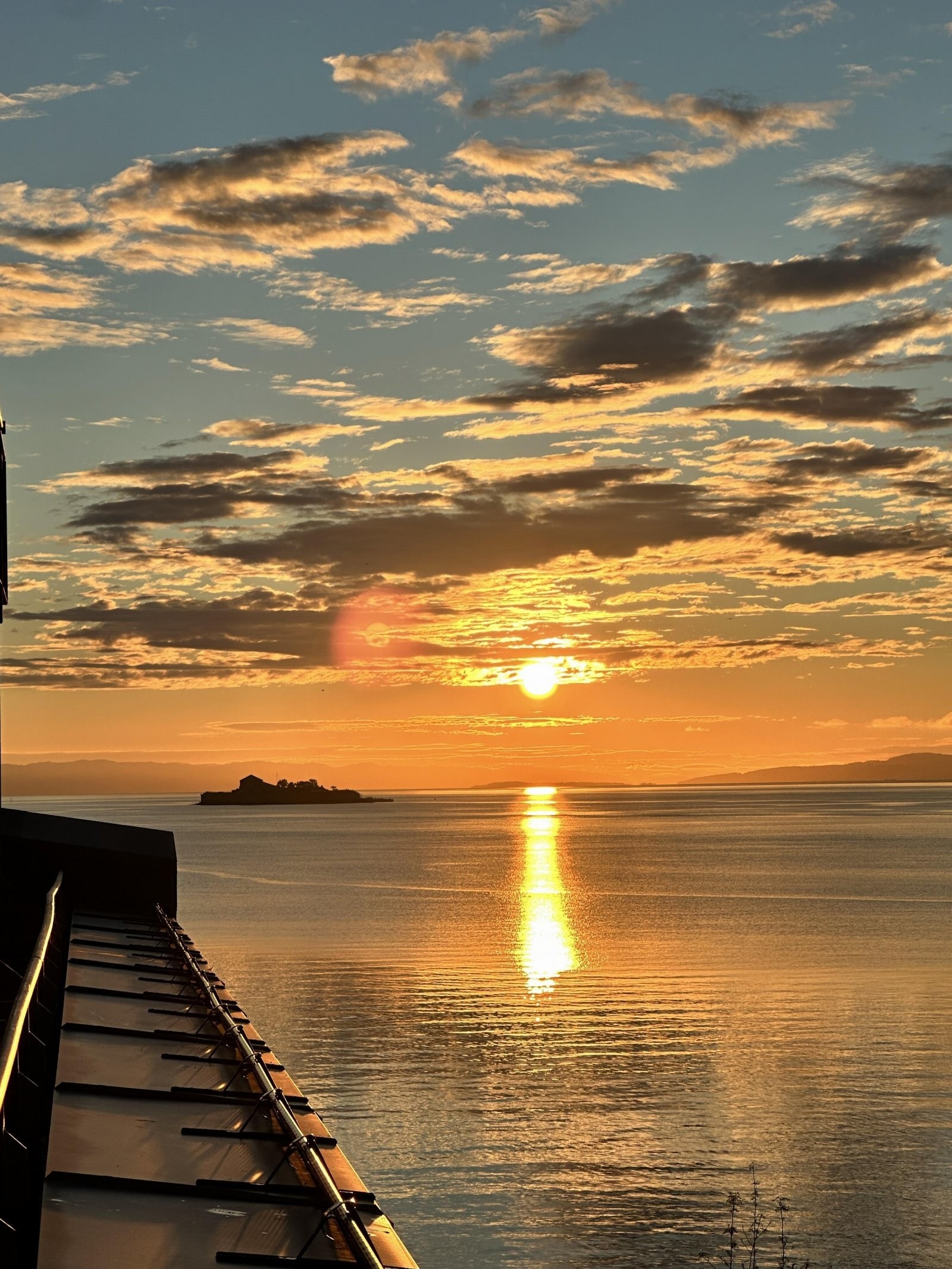 Soloppgang fra balkong tatt av selger. Galleribilde