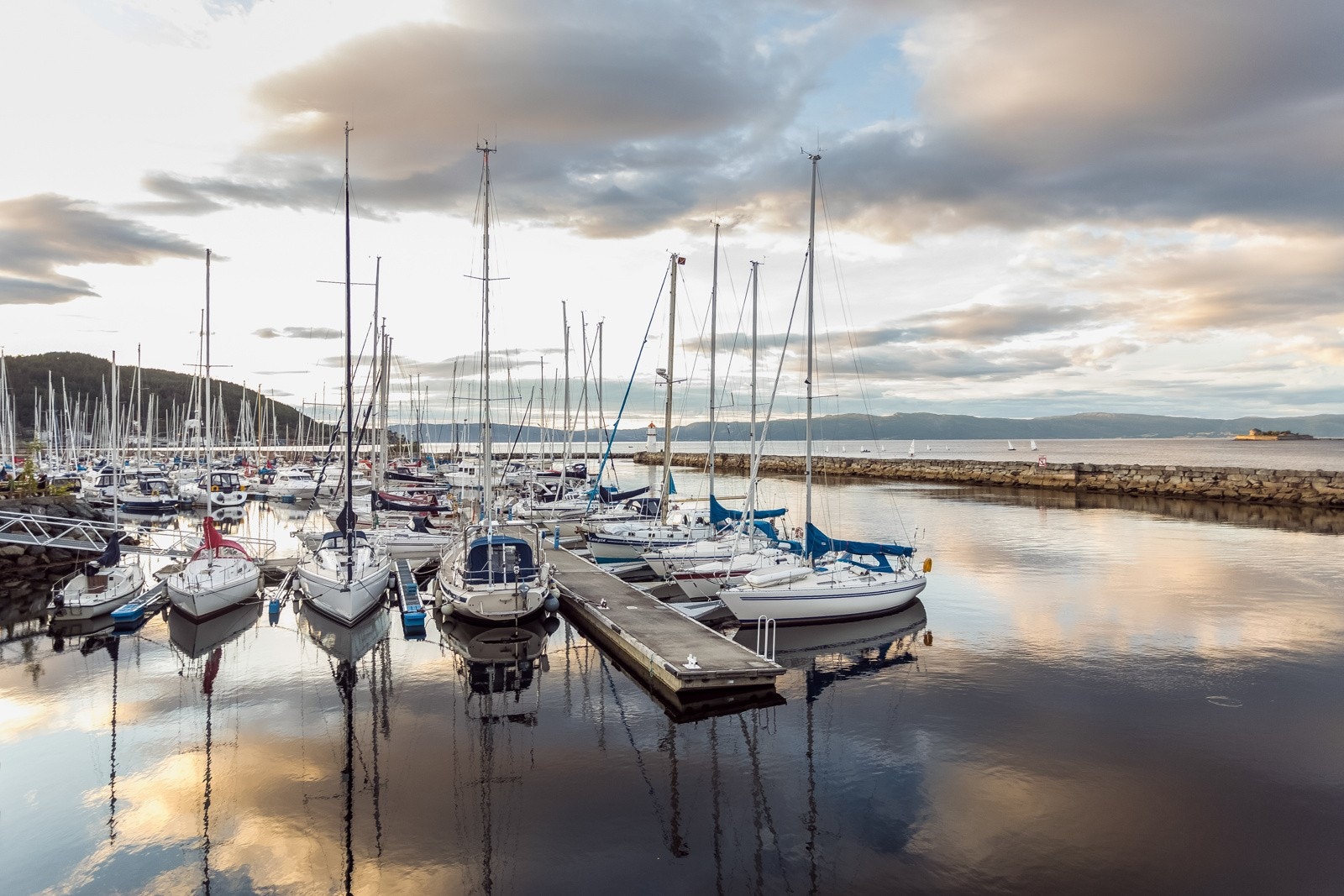Ila kan by på urbant parkliv, idyllisk båtmarina og grøntarealer ved sjøen i Skansen. Nordre avlastningsveg tar deg til Brattøra på 5 min, hvor bl.a. Handelshøyskolen BI, Pirsenteret og Rockheim holder til. Galleribilde