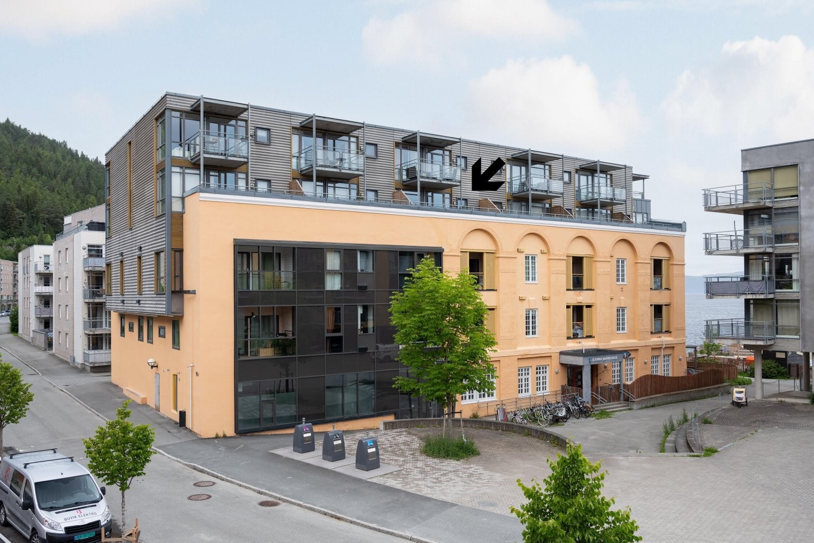 Leiligheten ligger i et solid og flott murbygg med leiligheter hovedsaklig fra 2004. I 2021 ble det etablert 18 nye leiligheter i 2. - og 3.etasje. Galleribilde