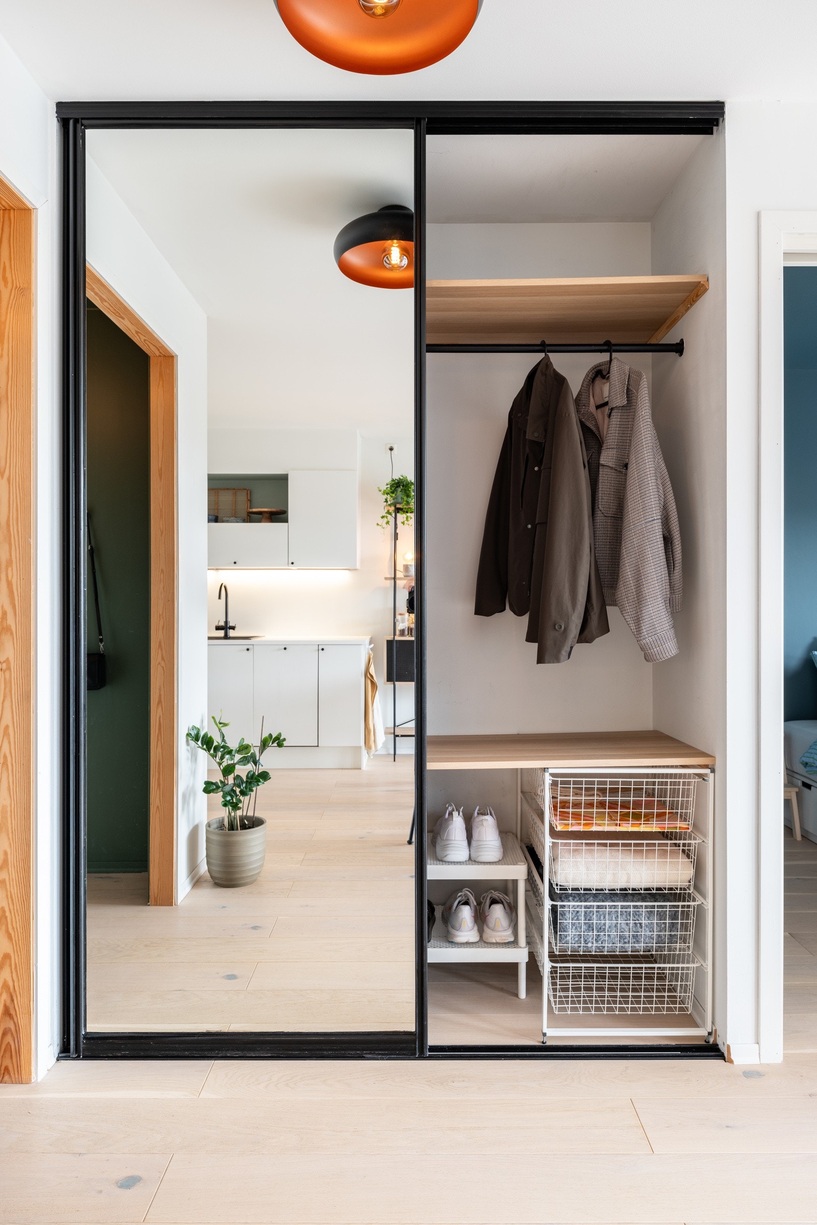 Skyvedørsgarderoben ble oppgradert i 2019 med sortlakkerte profiler og ny innmat. Galleribilde