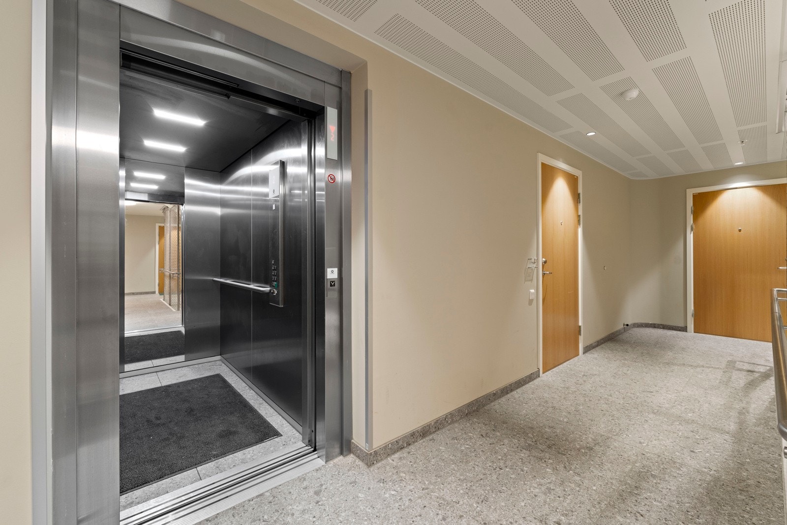 Nærområdet byr på flotte friluftsmuligheter. Finstadskogen og Holstadmarka ligger like ved, med stinett som egner seg både for turer til fots og på ski. Galleribilde